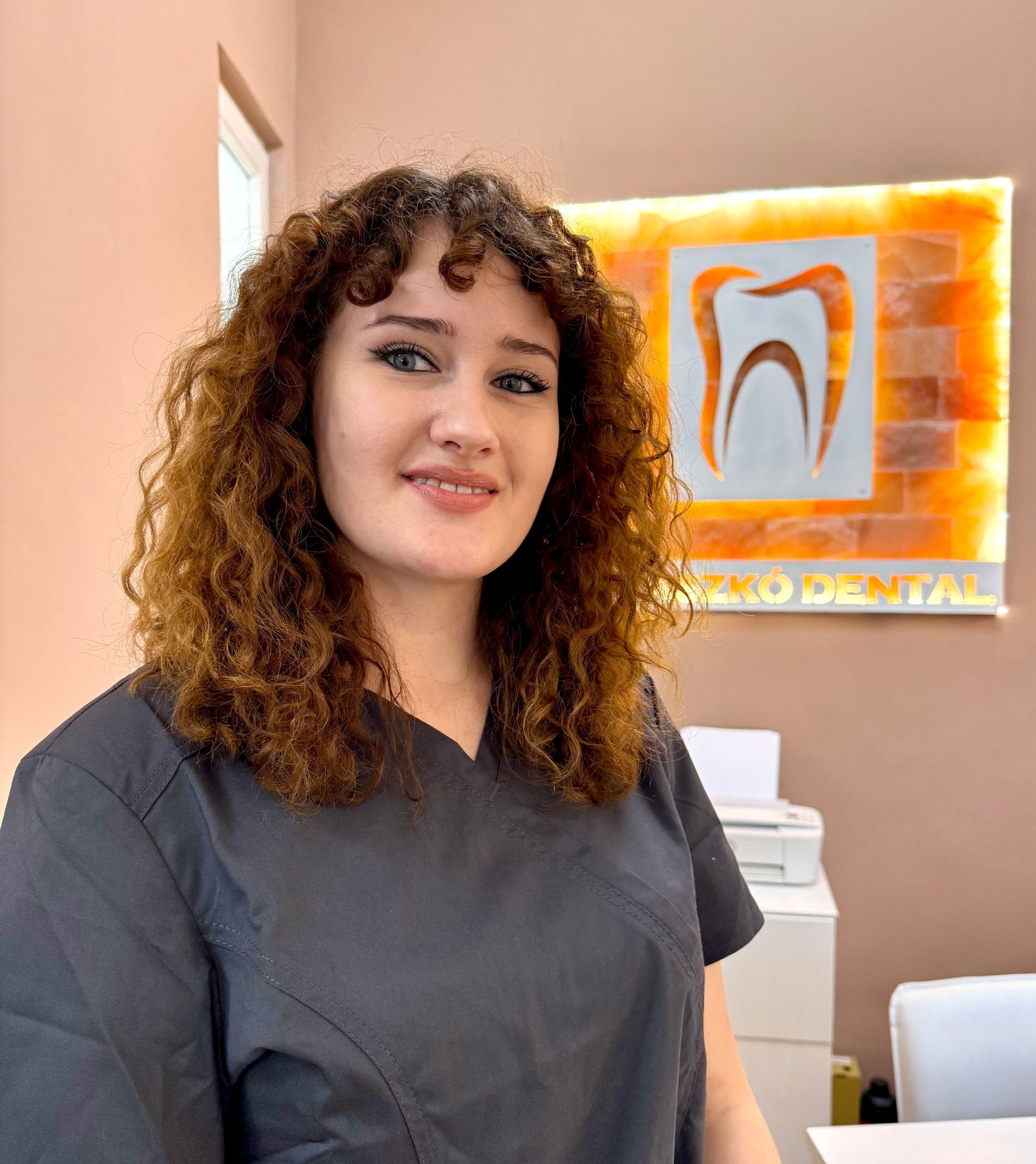 Görbe Dorina dentalhigiénikus - Palaszkó Dental